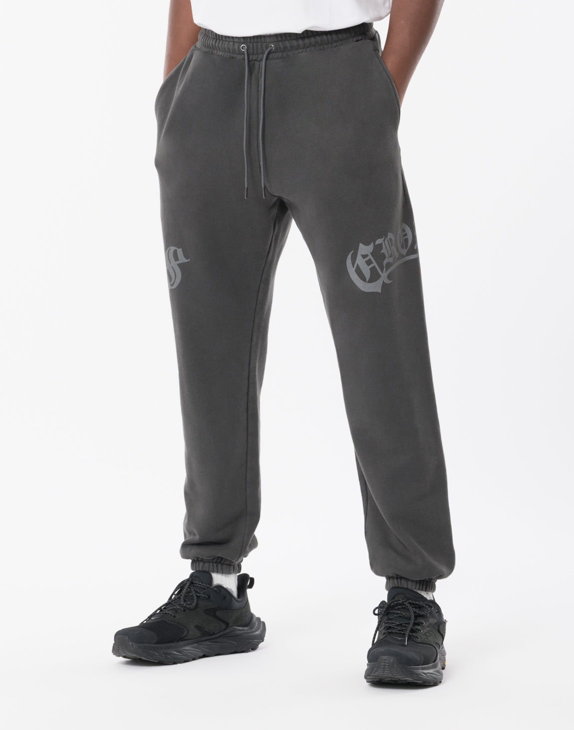 美品」Cronos パンツ（L) CRONOS BLACKLETTER Long Pants【V BLACK×WHITE】