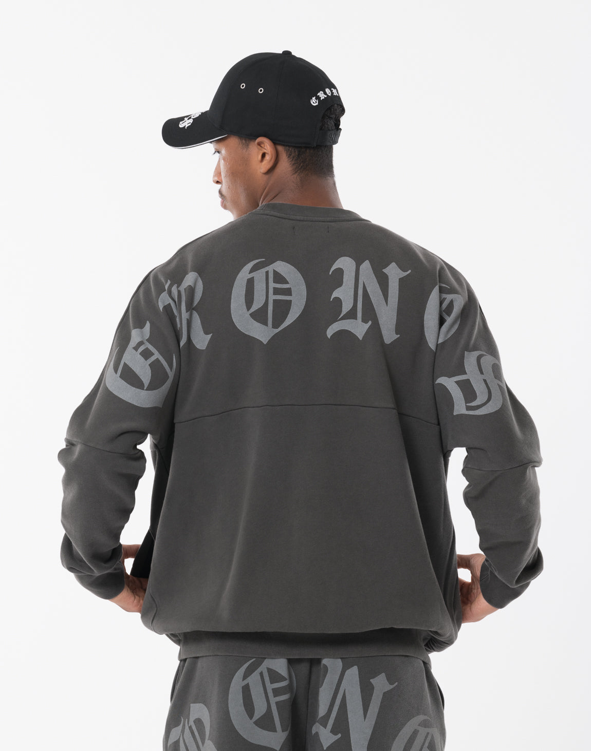 CRONOS BLACKLETTER SWEAT【V BLACK×WHITE】