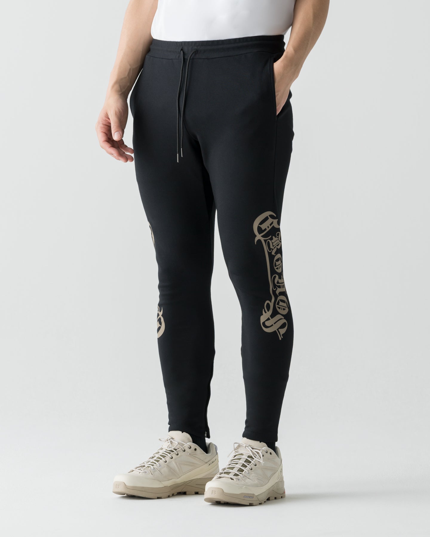 CRONOS CROSSLINE PANTS【BLACK×GREIGE】 CRONOS BLACKLETTER SKINNY PANTS【BLACK×GREIGE】