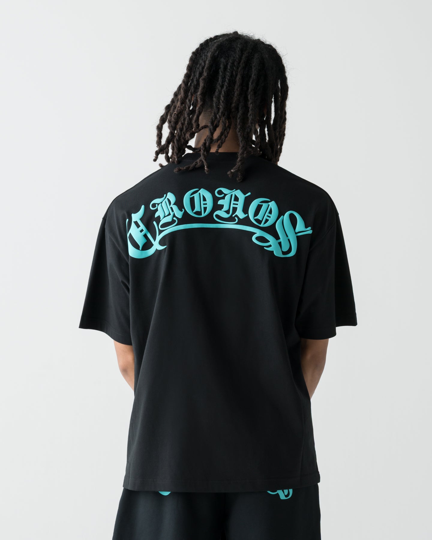 CRONOS カラーブラック Tシャツ Sサイズ CRONOS BLACKLETTER S/S TEE【BLACK×T.BLUE】