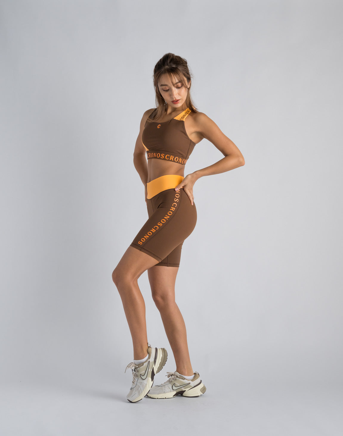 CRONOS WOMEN SWITCHED LOGO SHORT LEGGINGS【BROWN】