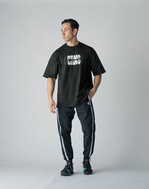 CRONOS DUMBBELL MOTIF PRINT T-SHIRT【BLACK】