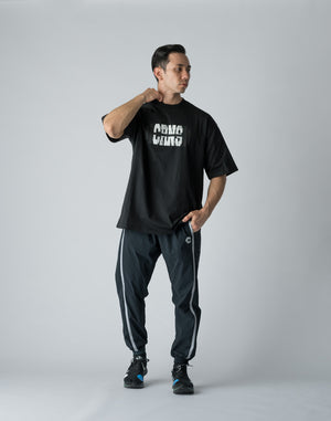 CRONOS DUMBBELL MOTIF PRINT T-SHIRT【BLACK】