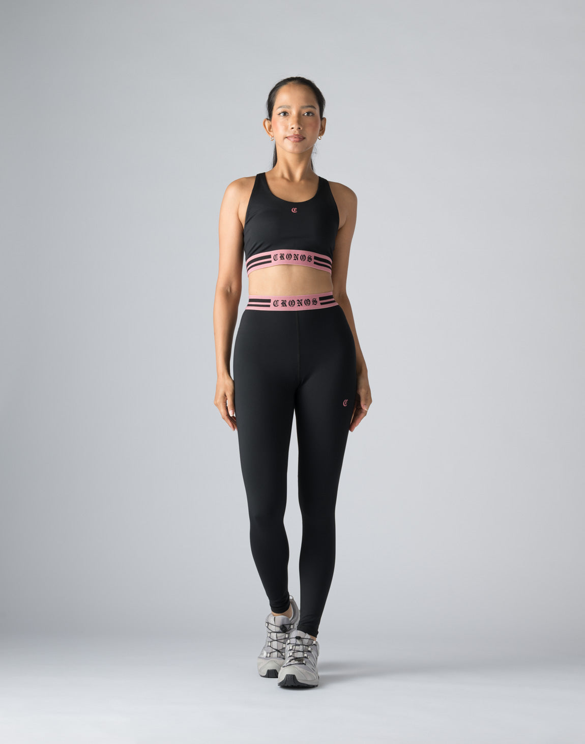 CRONOS のスポーツブラ CRONOS WOMEN BLACK LETTER BRA【BLACK×PINK】