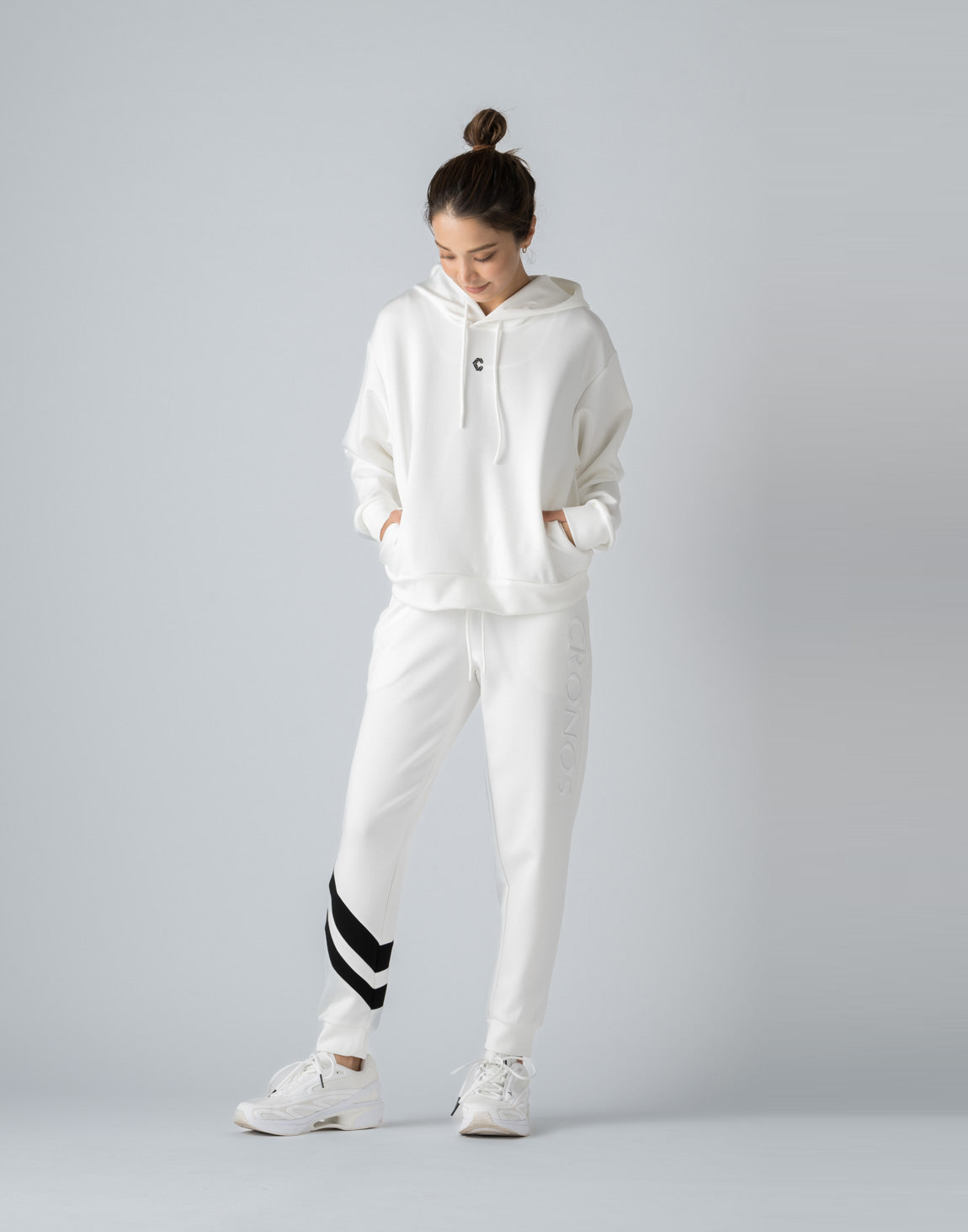 CRONOS WOMEN EMBROIDERY LOGO HOODY【WHITE】 – クロノス CRONOS WOMEN EMBROIDERY LOGO HOODY【WHITE】 – クロノス