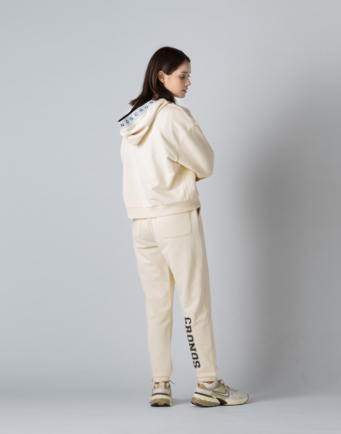 CRONOS WOMEN COLLEGE LOGO PANTS【CREAM】 – クロノス CRONOS Official Store