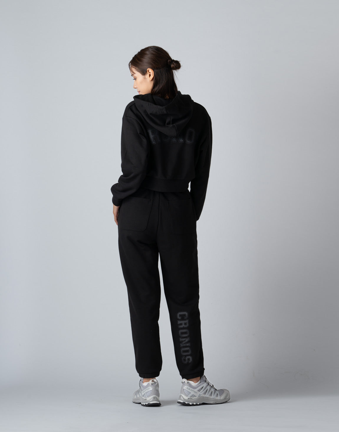 CRONOS WOMEN COLLEGE LOGO SHORT HOODIE【BLACK×BLACK