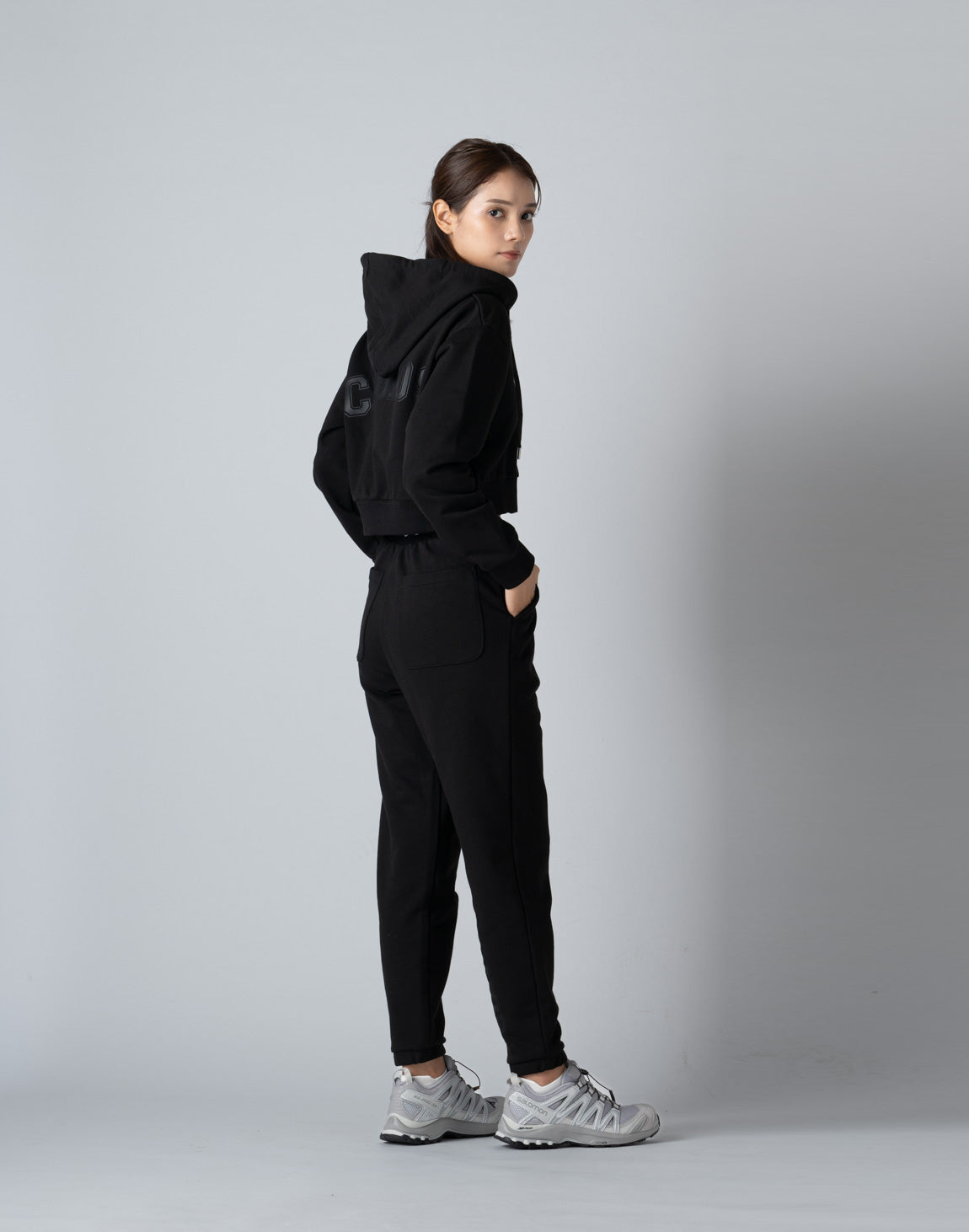 CRONOS WOMEN COLLEGE LOGO SHORT HOODIE【CREAM】 – クロノス