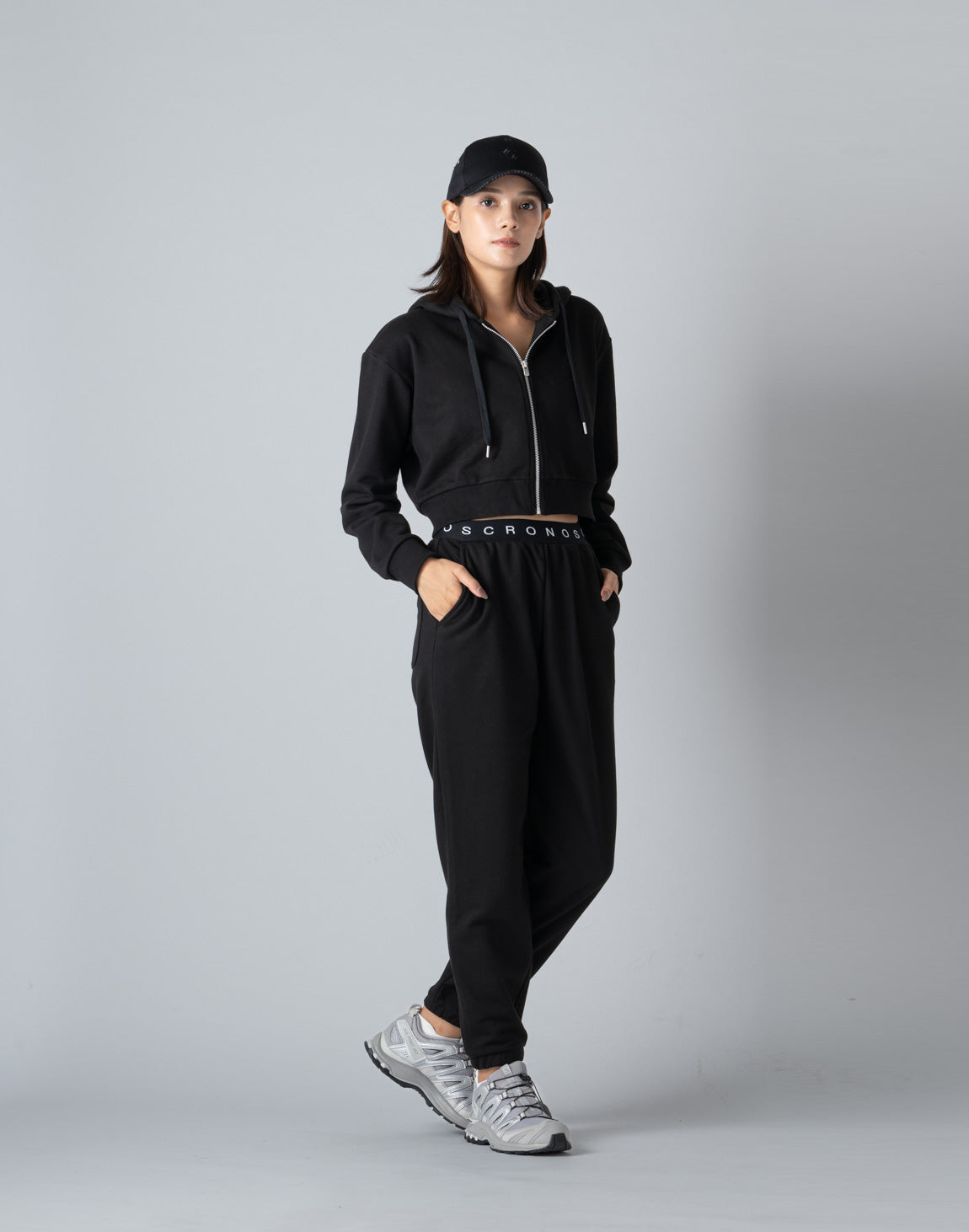 CRONOS WOMEN COLLEGE LOGO SHORT HOODIE【BLACK×BLACK