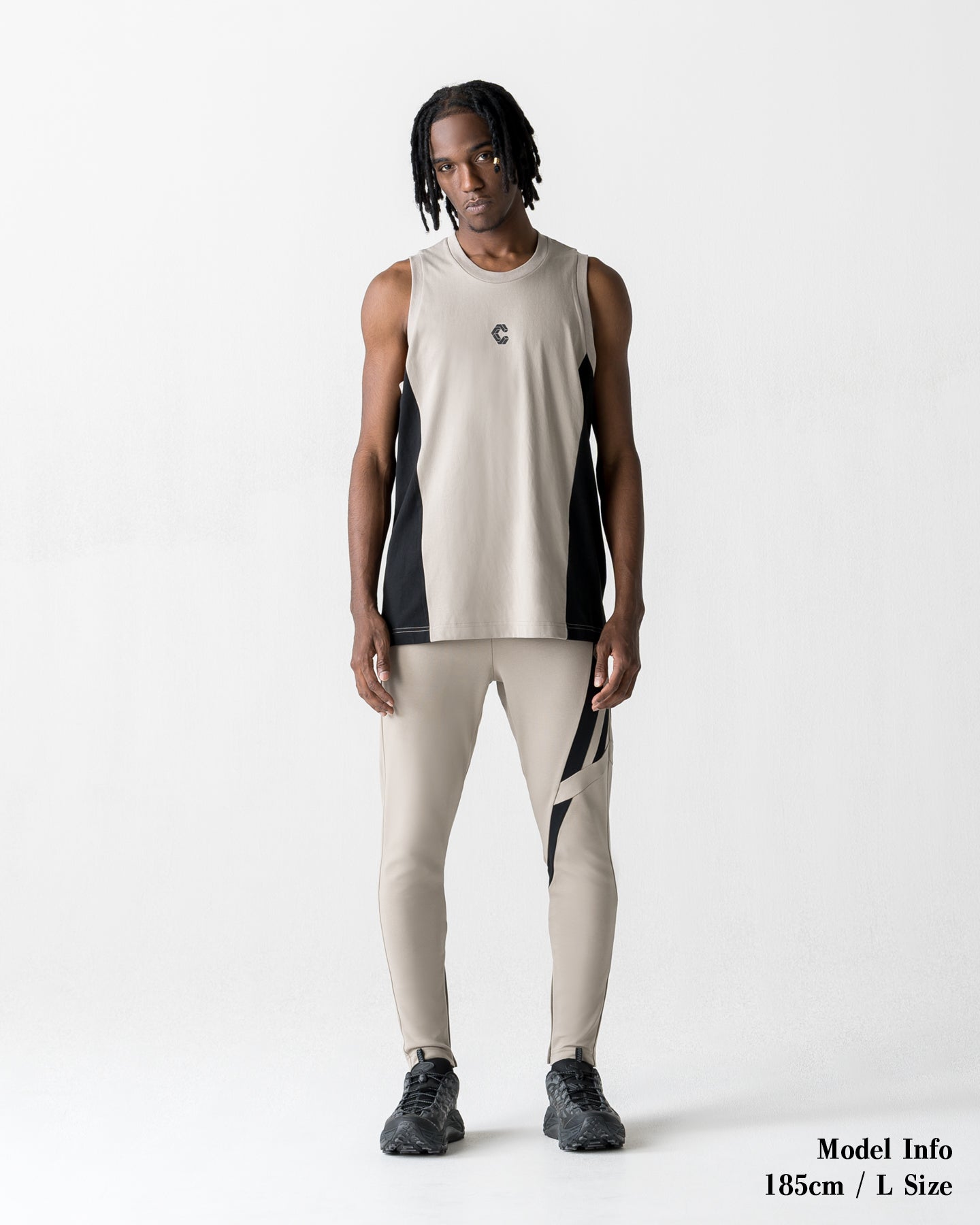 CRONOS SPLIT LOGO SLEEVELESS【GREIGE】
