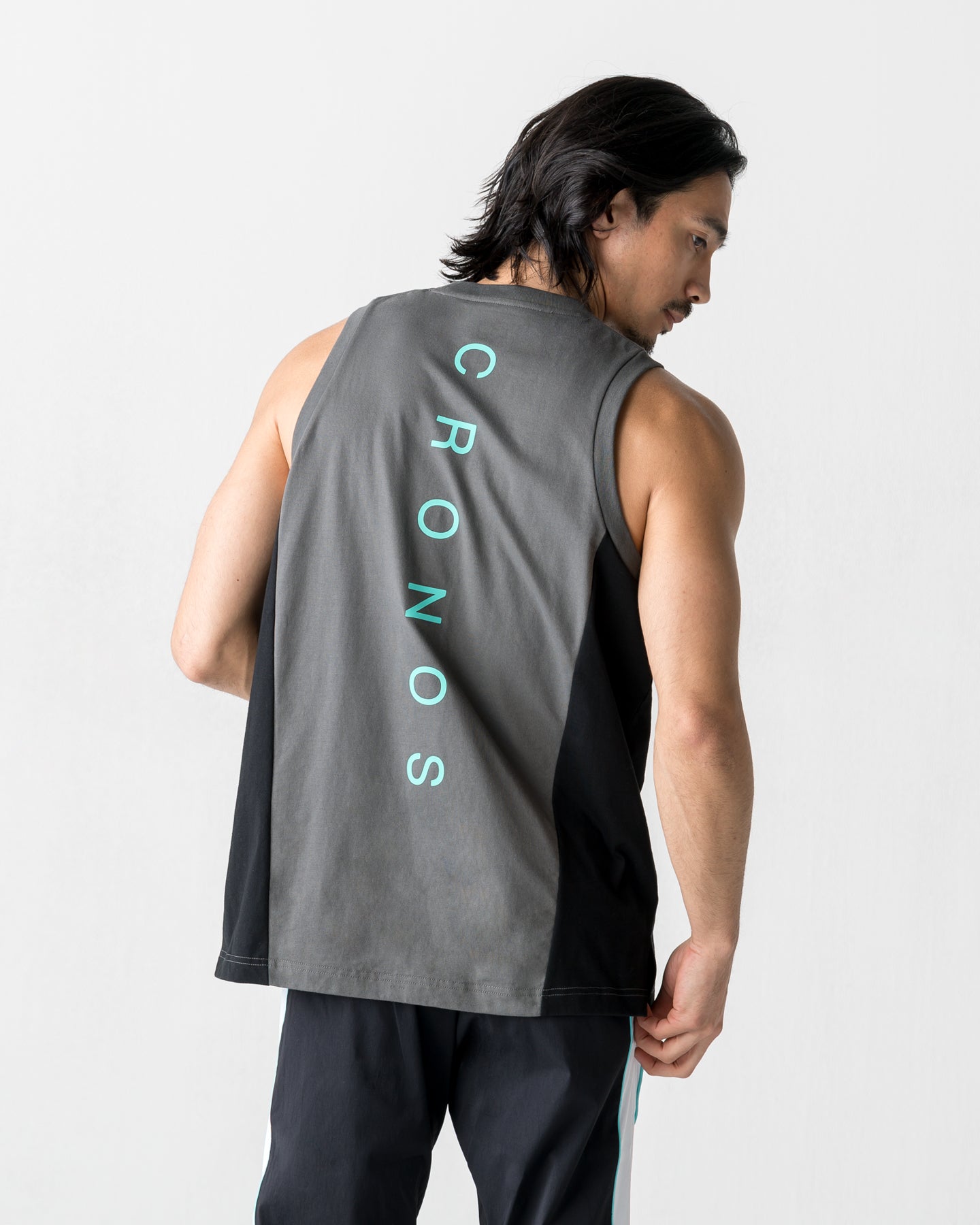 CRONOS SPLIT LOGO SLEEVELESS【D.GRAY】