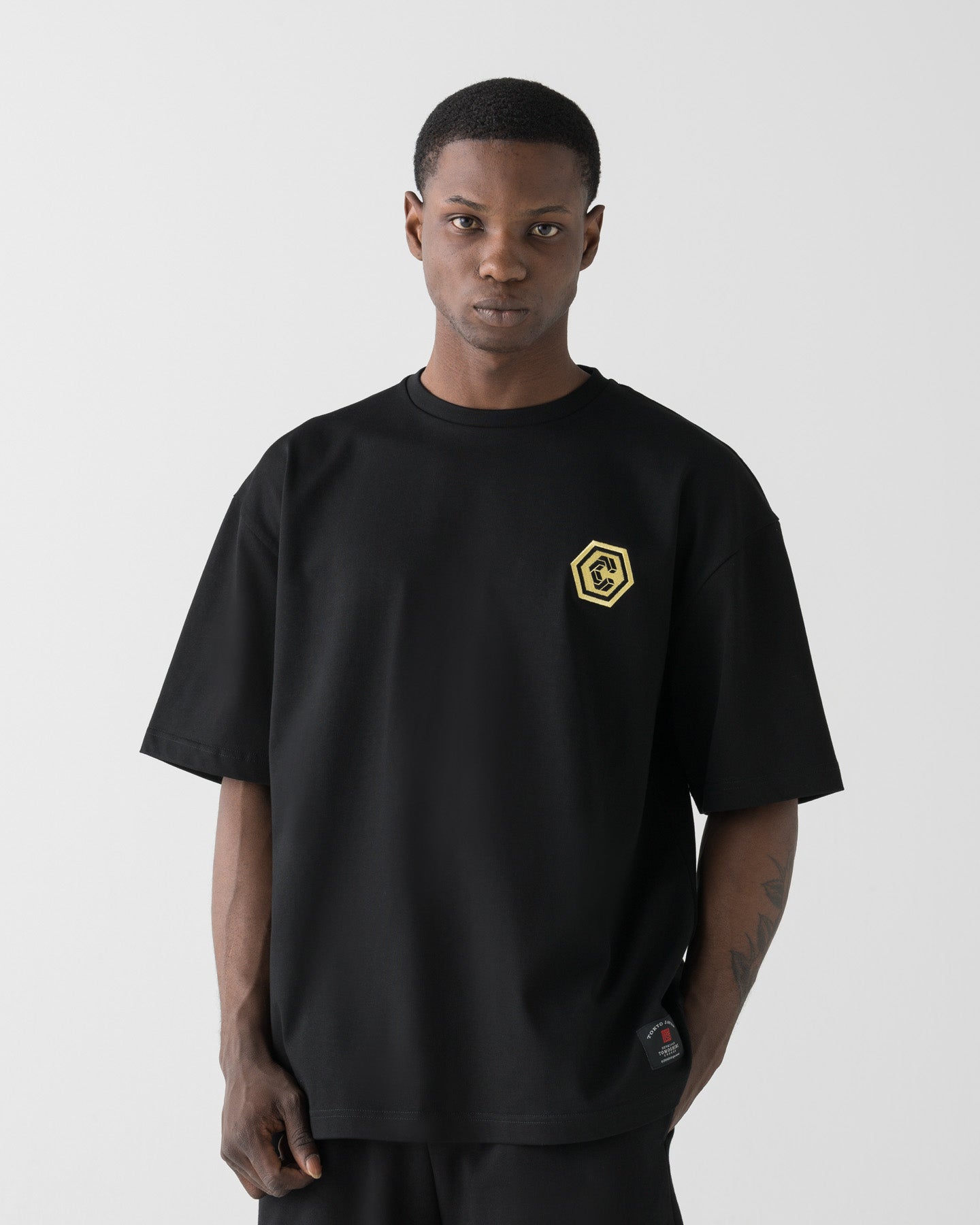 CRONOS カラーブラック Tシャツ Sサイズ CRONOS BLACKLETTER S/S TEE【BLACK×T.BLUE】