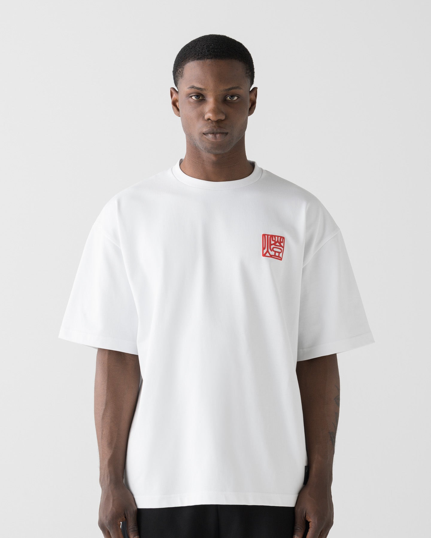 CRONOS TOMOSHIBI SERIES DARUMA EMBROIDERY S/S TEE【WHITE】 CRONOS TOMOSHIBI SERIES DARUMA EMBROIDERY S/S TEE【WHITE】