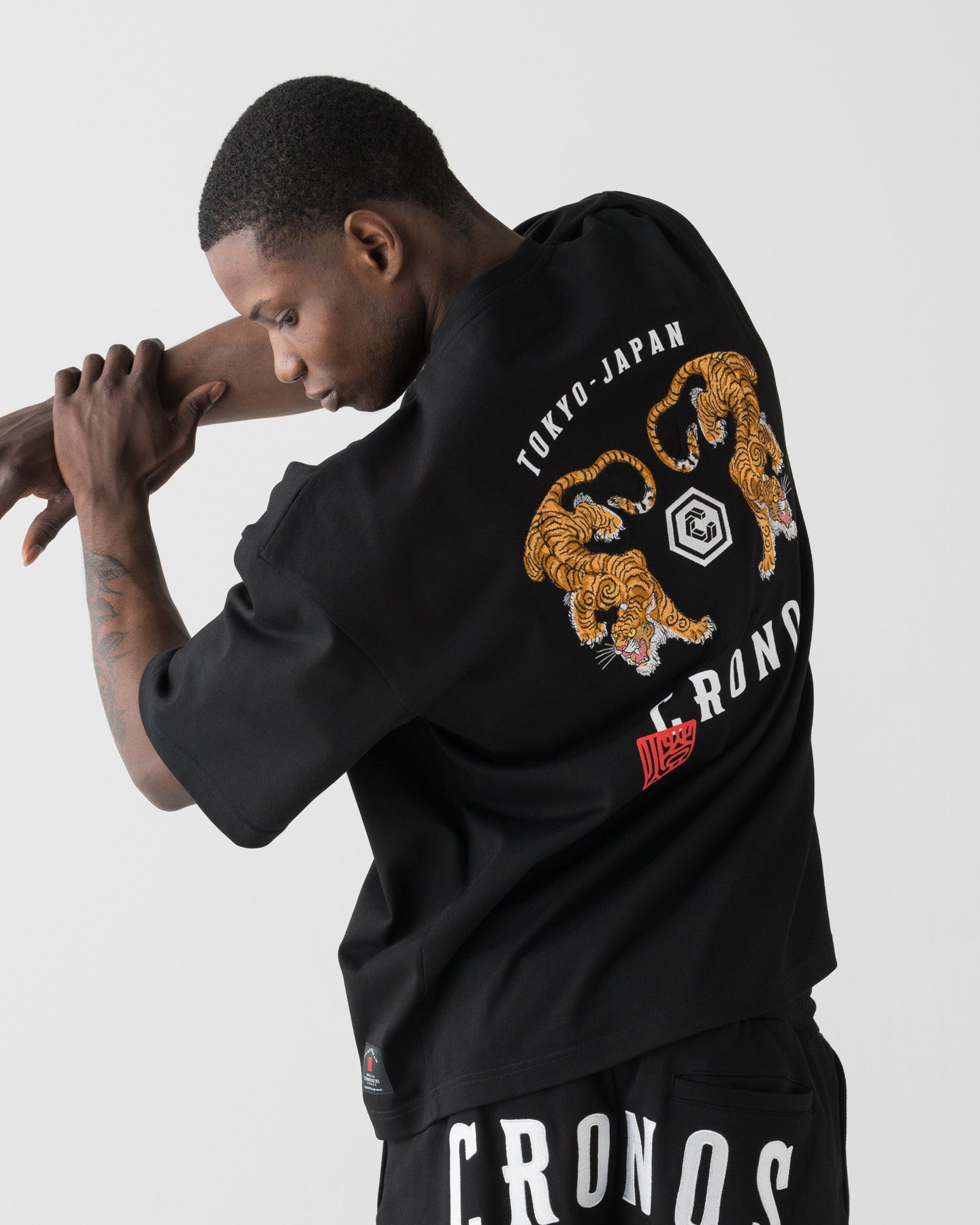 CRONOS TOMOSHIBI SERIES TIGER EMBROIDERY S/S TEE【BLACK】