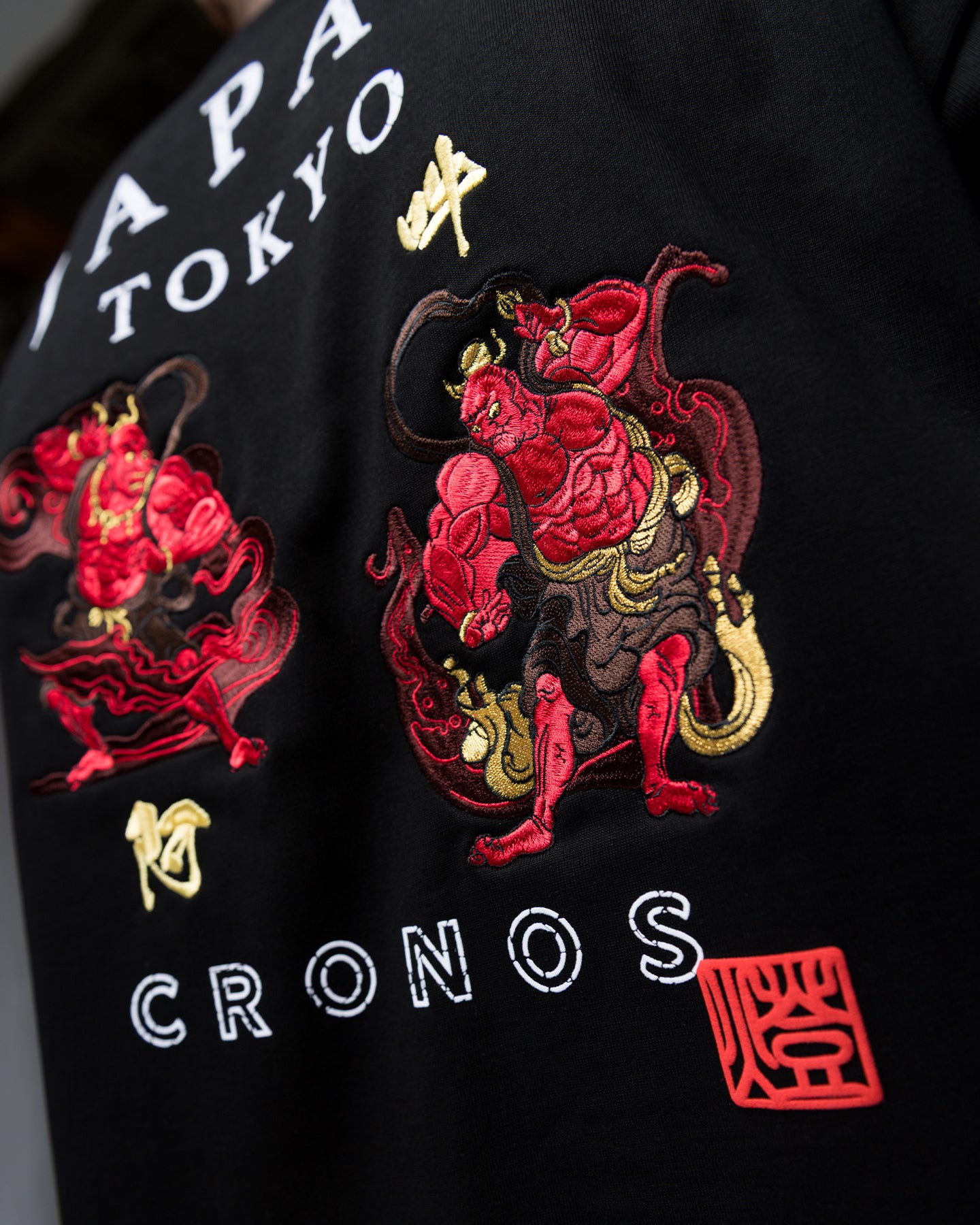 CRONOS S 黒×赤 CRONOS TOMOSHIBI SERIES A-UN EMBROIDERY S/S TEE【BLACK】