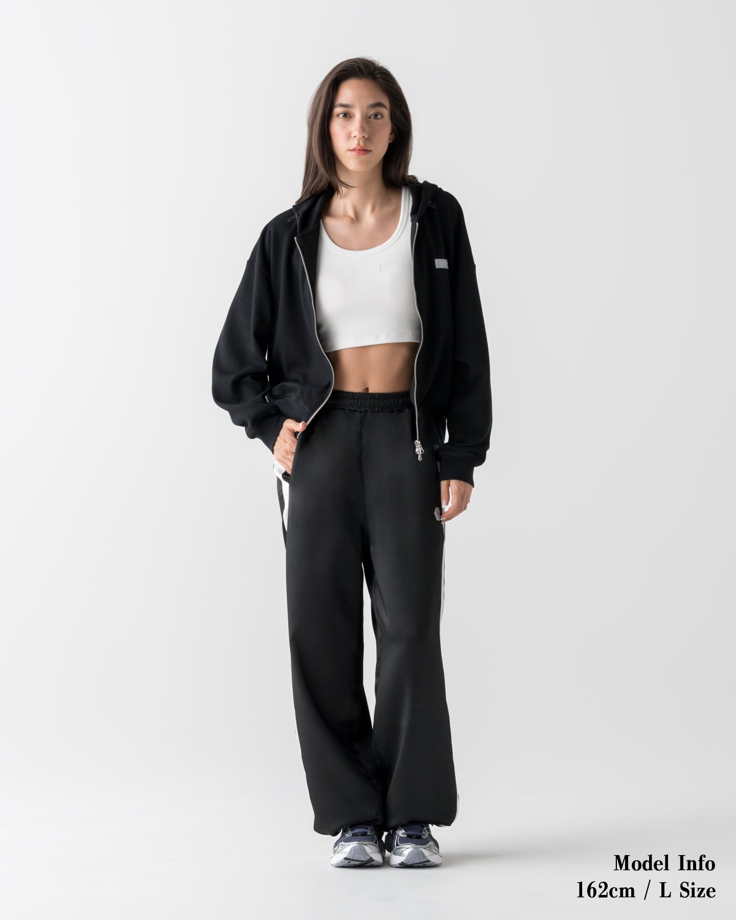 CRONOS WOMEN SHAPE CROPPED ZIP HOODIE【BLACK】