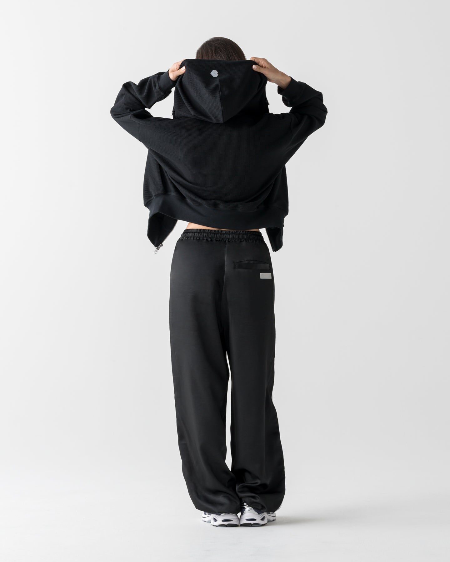 CRONOS WOMEN SHAPE CROPPED ZIP HOODIE【BLACK】
