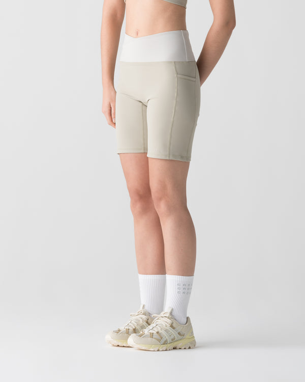 CRONOS WOMEN ESSENTIAL HALF LEGGINGS【BEIGE】