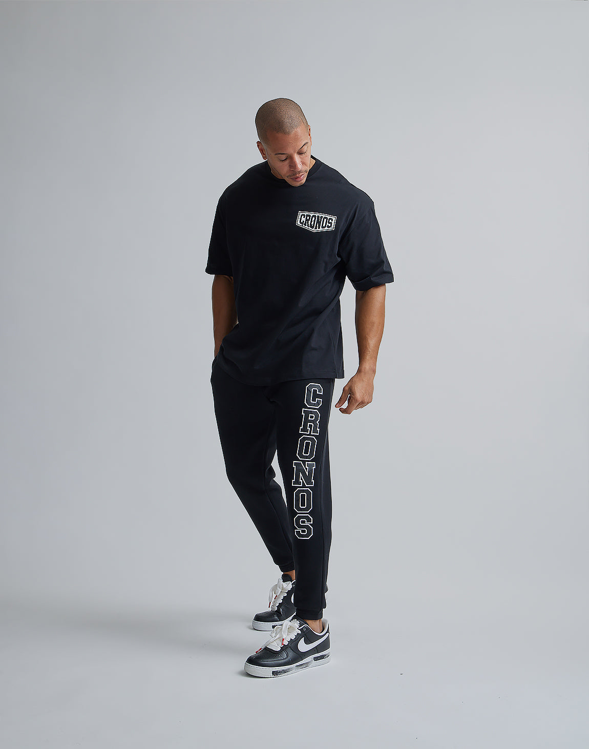 CRONOS BARBELL LOGO OVERSIZE T-SHIRTS【BLACK×BLACK CRONOS BARBELL LOGO OVERSIZE T-SHIRTS【BLACK×BLACK