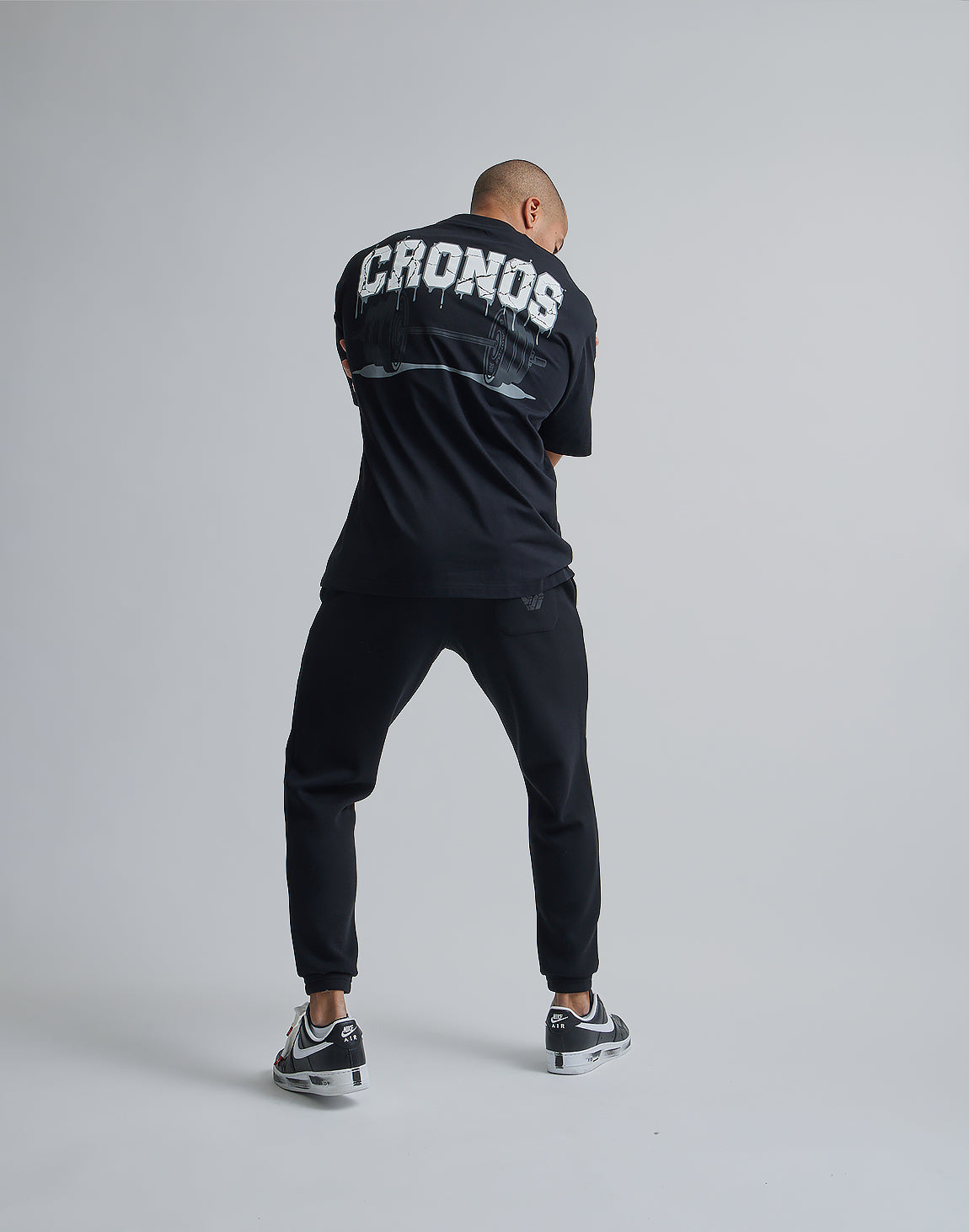 CRONOS BARBELL LOGO OVERSIZE T-SHIRTS【BLACK×BLACK CRONOS BARBELL LOGO OVERSIZE T-SHIRTS【BLACK×BLACK