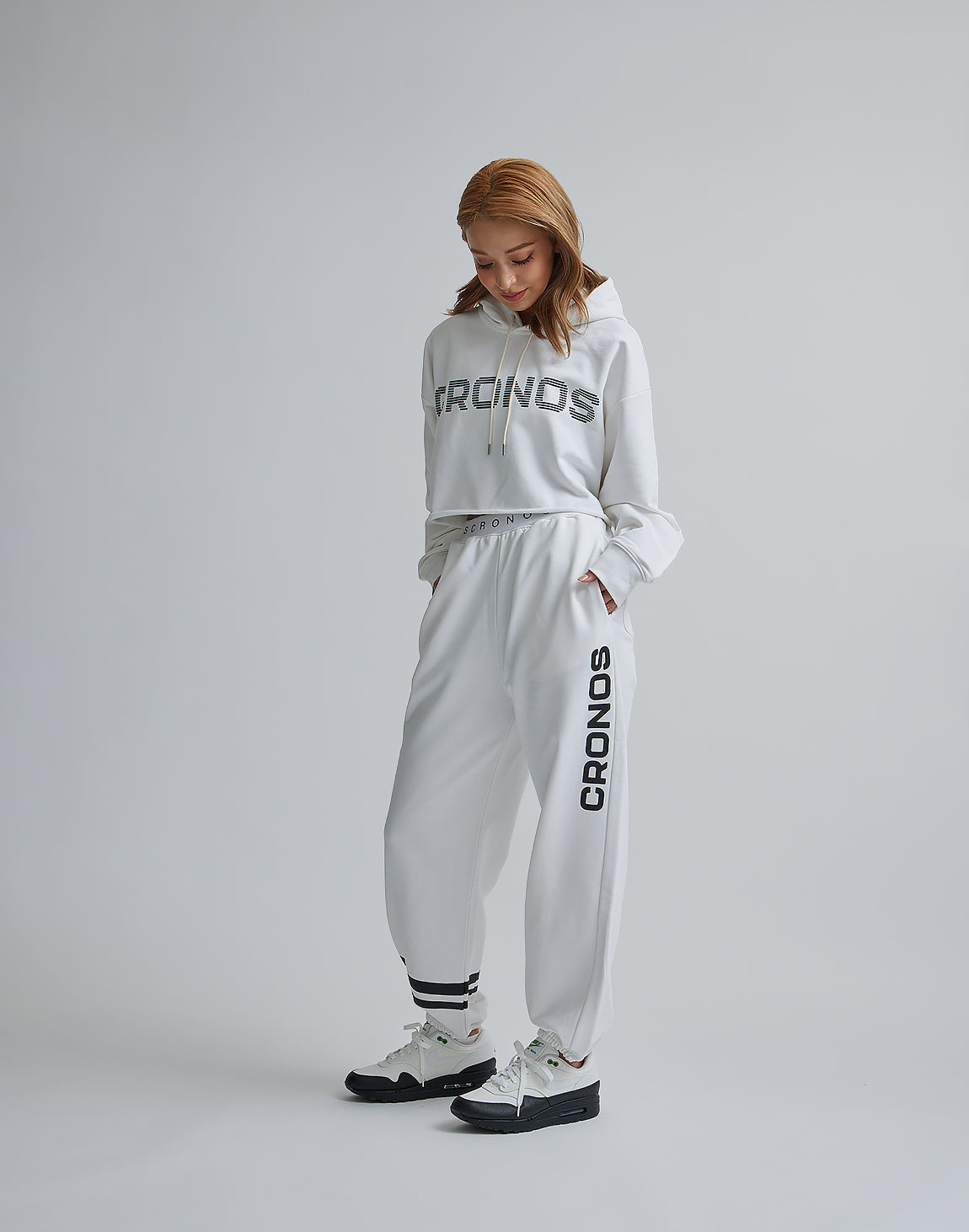 CRONOS WOMEN LOGO SHORT HOODIE【WHITE】 – クロノス CRONOS